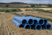 Tuberías a punto de soterrarse cerca de la planta potabilizadora de Ratera.