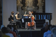 Alba Ventura i Laia Puig van actuar ahir al paranimf de la Universitat.