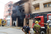 Efectivos de emergencias, ayer en el incendio registrado en la calle Casagualda del Secà de Sant Pere. 