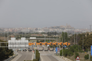 Imatge d’arxiu del peatge de l’autopista de l’AP-2 amb la ciutat de Lleida al fons.