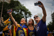 Participantes en la nanifestació 'Via Fora' de la ANC por la Diada se hacen fotografías antes de empezar el acto