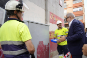 Larrosa, saludando ayer a dos operarios que pintan un transformador eléctrico.