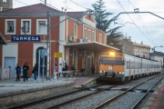 Un tren del trayecto entre Lleida y Manresa, la R-12, ayer en la estación de Tàrrega.