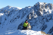 Cristina Farrerons, en una excursió amb el Ras, que va adoptar en una protectora.