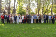 Les autoritats locals, davant l’estàtua de l’alcalde Fuster als Camps Elisis, durant la celebració del Dia de la Ciutat.