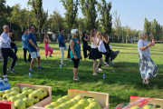 Metges del congrés van participar en un ball popular a la canalització del riu Segre.