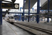 Un tren d’alta velocitat en primer terme i un regional al fons a l’estació de Lleida.