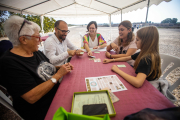 Visitants ahir a la fortalesa ibèrica dels Vilars practicant amb les pedagògiques noves cartes.