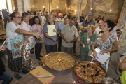 El jurat del concurs de paelles durant la jornada d’ahir a Sant Guim de Freixenet.