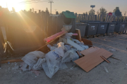 Imatge dels residus fora dels contenidors que han motivat les denúncies.