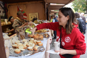 Una visitant degustant formatge en una parada de la Fira de Formatges Artesans del Pirineu de la Seu d’Urgell.