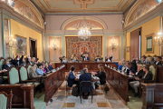 Moment en què el PSC i Junts voten a favor d’aprovar les ordenances fiscals de l’any vinent.