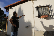 Un dels veïns afectats observa les esquerdes a casa seua, a Torres de Sanui.