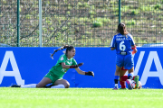 Paula Coba, debutant ahir en Lliga, es llança a terra per agafar una pilota que entrava a l’àrea.