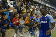 Neyder Lozano saluda joves seguidors del Lleida.