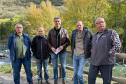 Representants de la nova associació de pesca del Pirineu.