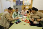 Alguns dels alumnes del cicle d’Activitats Domèstiques, a classe de costura.