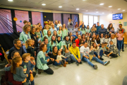 L’equip de l’àrea de Pediatria de l’Hospital Arnau de Vilanova al costat de famílies de nens i nenes prematurs.