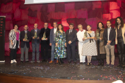 Foto de família dels premiats al costat de les autoritats, ahir a la nit al Teatre Ateneu de Tàrrega.