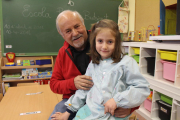 família de lleida. El Jordi i la Meri, amb la seva filla Júlia, a l’escola de Butsènit.