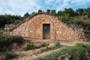 arneres. Construccions poc profundes, encarades a l’est per protegir-les del vent, per posar-hi els ruscs d’abelles.