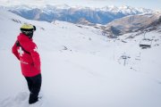 al peu del canó. L’Andrea fent tasques de manteniment als accessos d’un telecadira.