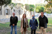 món i natura. Alumnes de l’assignatura de Jardineria i Paisatgisme durant una classe pràctica.