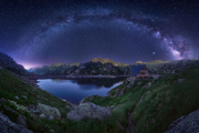 Estany Tort de Peguera. Vista nocturna del refugi Josep Maria Blanc i el seu entorn, dins el Parc Nacional d'Aigüestortes i Estany de Sant Maurici.