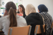 La directora Francis Martínez fent classes als seus alumnes de Massalcoreig.