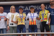 Júlia Mir (dreta), al podi del Campionat de Catalunya.