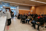 Ciutadans a la sala d’espera de l’Oficina Municipal d’Atenció Ciutadana (OMAC), aquesta setmana.