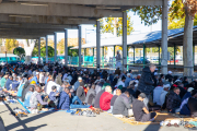 La comunitat resa els divendres en un cobert de la Fira.