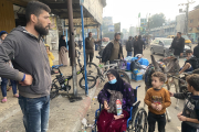 Una família gaziana fa una pausa en la fugida dels combats cap al sud de la Franja de Gaza.