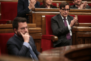 Salvador Illa observa el president Aragonès durant un ple al Parlament.