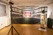 Un dels espais de l’exposició a la Sala Marsà, amb una foto de gran format de l’emblemàtic espai interior del teatre.