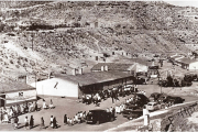 Imatge de la festa major de la colònia de Vallfera el 1957 i, a la dreta, l’acte de presentació del projecte per recuperar-la.