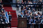 Milei va fer un discurs a les escales de la seu del Congrés en un acte al qual va assistir Felip VI, a la foto, a primera fila a l’esquerra.