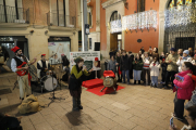 Campanya social a l’Eix Comercial ■ La Fundació Aspros i l’Eix Comercial de Lleida van donar ahir el tret de sortida a la campanya conjunta “A l’Eix Comercial, Nadal amb Aspros i valor social”, una iniciativa a través de la qual alguns  ...