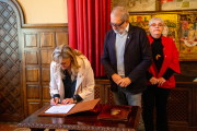 La portaveu de Junts, Violant Cervera, firmant l’acord davant de la mirada de l’alcalde, Fèlix Larrosa.