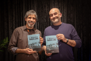 L’escriptor Ramon Pardina i l’il·lustrador lleidatà Òscar Sarramia, autors d’‘El president de Barcelona’.