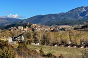 El centre de Bellver de Cerdanya, amb un càmping en primera línia.