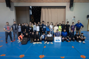 Fotografia de grup dels participants ahir en el taller d’autodefensa, al costat d’instructors de l’associació Fides, al Col·legi Mater Salvatoris de Lleida.