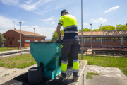 Un operari llançant carboni als filtres a l’estiu del 2022.