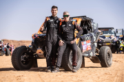 Jaume Betriu i Eduard Pons, al costat del seu vehicle, en un moment de descans al Dakar.