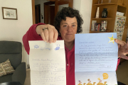 Blanca Izquierdo mostra les dos cartes que el seu fill Guillem va enviar als Reis Mags.