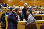 El portaveu d’ERC al Congrés, Gabriel Rufián, ahir amb diputats de Bildu al Senat.