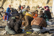 Diversos voluntaris recullen plàstic en una platja de Pontevedra.