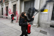 Dos activistes durant una acció de Futuro Vegetal.