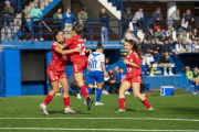 Aithiara i Evelyn s’abracen, celebrant el gol de la primera al minut 54.