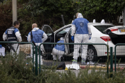 Forenses israelians inspeccionen el cotxe usat en l’atropellament.